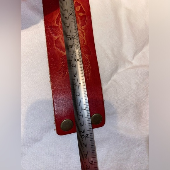 Women’s Y2K vintage dark red leather Bracelet with engraved roses - Picture 4 of 7